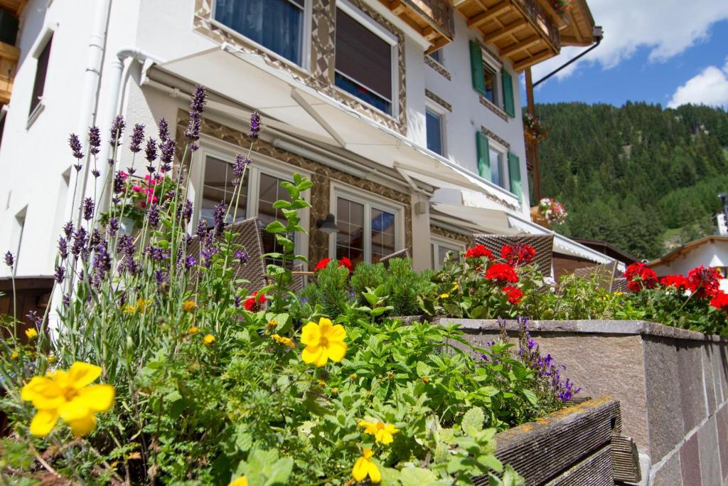 Chalet Madrisa กอร์วารา อิน บาเดีย ภายนอก รูปภาพ